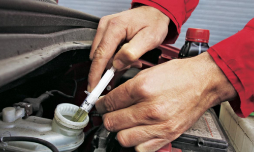 Cómo saber cuándo el líquido de frenos de tu coche está en mal estado