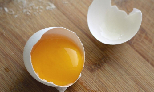 ¿Cómo debemos manipular el huevo en la cocina para que los platos que preparemos sean seguros?