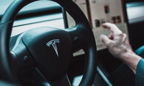 Elon Musk quiere vender los nuevos robotaxi en 2024: así es el coche automático de Tesla sin volante ni pedales