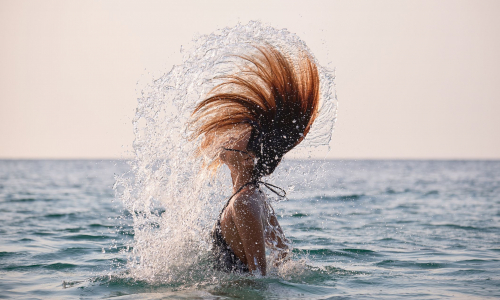 ¿Cómo lavarse bien el pelo en verano?