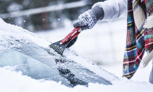 Cómo quitar la nieve del coche: trucos fáciles